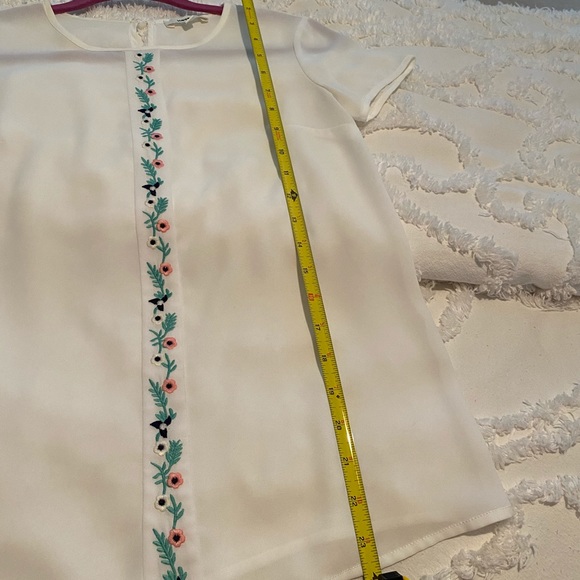 🎉SOLD LOCALLY🎉 White blouse with floral embroidery - Picture 4 of 5